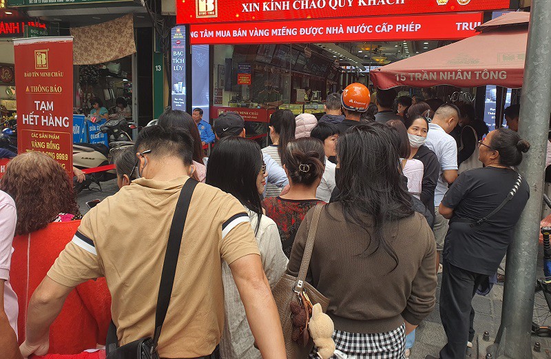 Giá vàng chiều 29/10: Bất ngờ đảo chiều, cửa hàng vàng ra thông báo mới khiến nhiều người đứng ngồi không yên - 5
