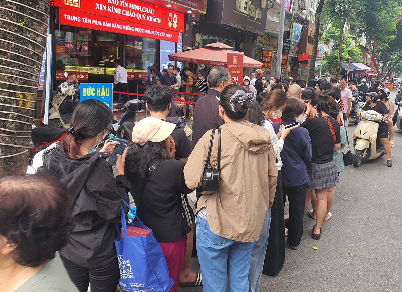 Giá vàng chiều 29/10: Bất ngờ đảo chiều, cửa hàng vàng ra thông báo mới khiến nhiều người đứng ngồi không yên - 4