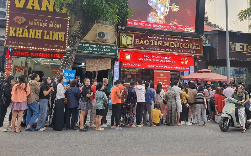 Giá vàng chiều 29/10: Bất ngờ đảo chiều, cửa hàng vàng ra thông báo mới khiến nhiều người đứng ngồi không yên - 3