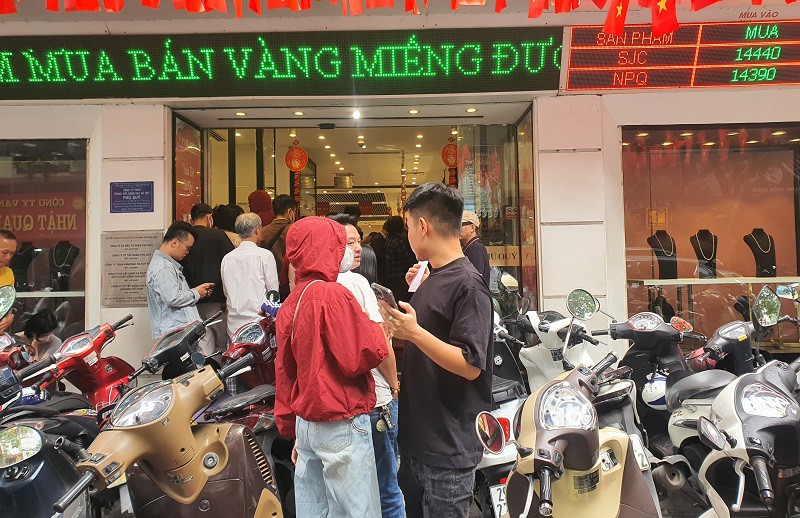 Giá vàng chiều 29/10: Bất ngờ đảo chiều, cửa hàng vàng ra thông báo mới khiến nhiều người đứng ngồi không yên - 6