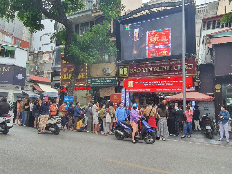Giá vàng chiều 29/10: Bất ngờ đảo chiều, cửa hàng vàng ra thông báo mới khiến nhiều người đứng ngồi không yên - 2
