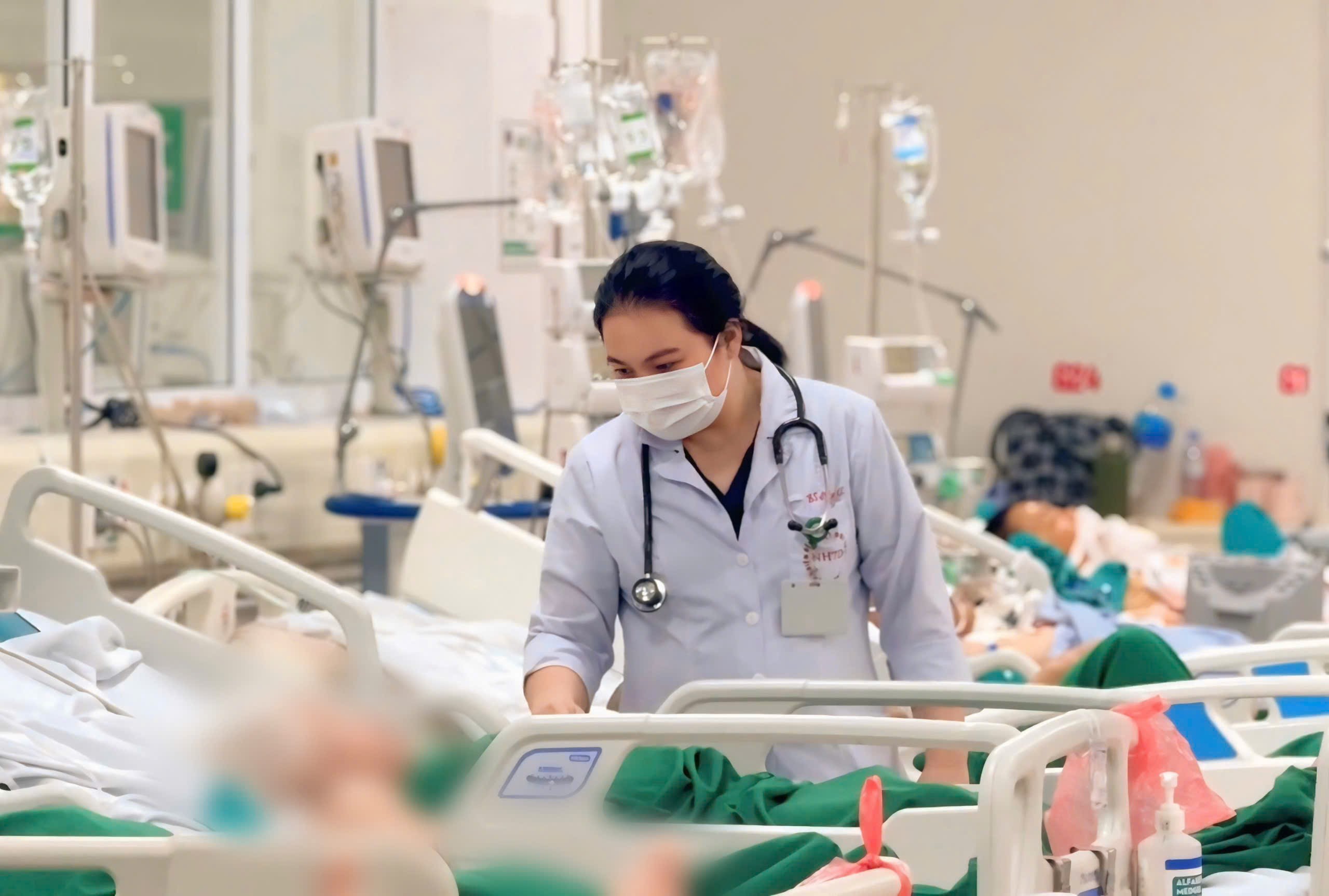 Hà Nội: Cụ bà nguy kịch vì vì uống nước ấu tầu chữa đau khớp - 1