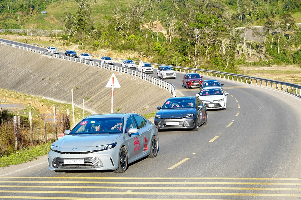 Toyota Corolla Cross khuấy động thị trường xe cuối năm với sự kiện lái thử xe hybrid electric trong tháng 11 - 1