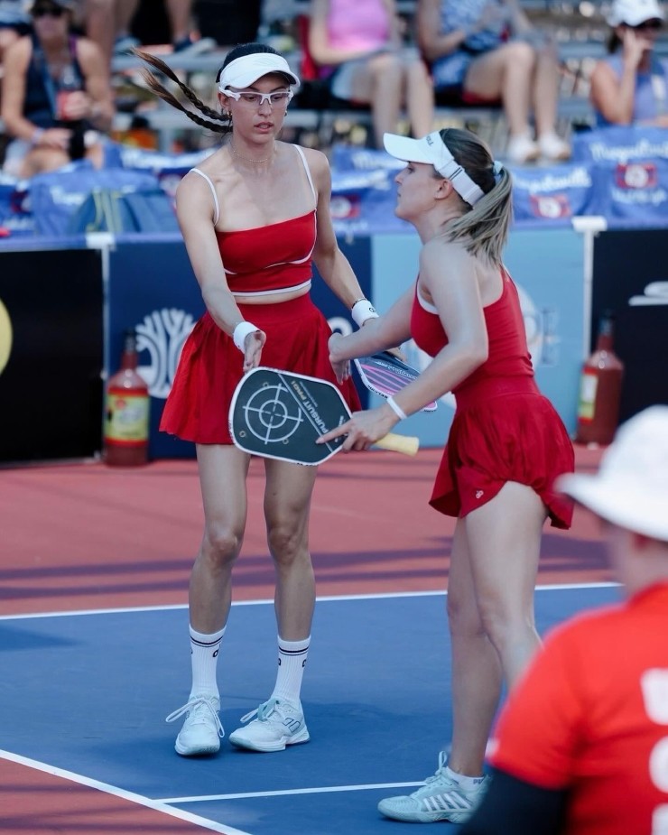 Hot girl "vén váy" gây sốt pickleball, phong cách nổi bật từ Việt Nam đến quốc tế - 3