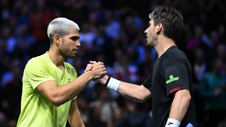 Alcaraz chơi "cảm tử" không đúng lúc: Kẻ đi săn thành con mồi ở Paris Masters - 2