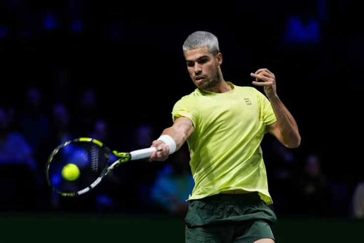 Alcaraz chơi "cảm tử" không đúng lúc: Kẻ đi săn thành con mồi ở Paris Masters - 1