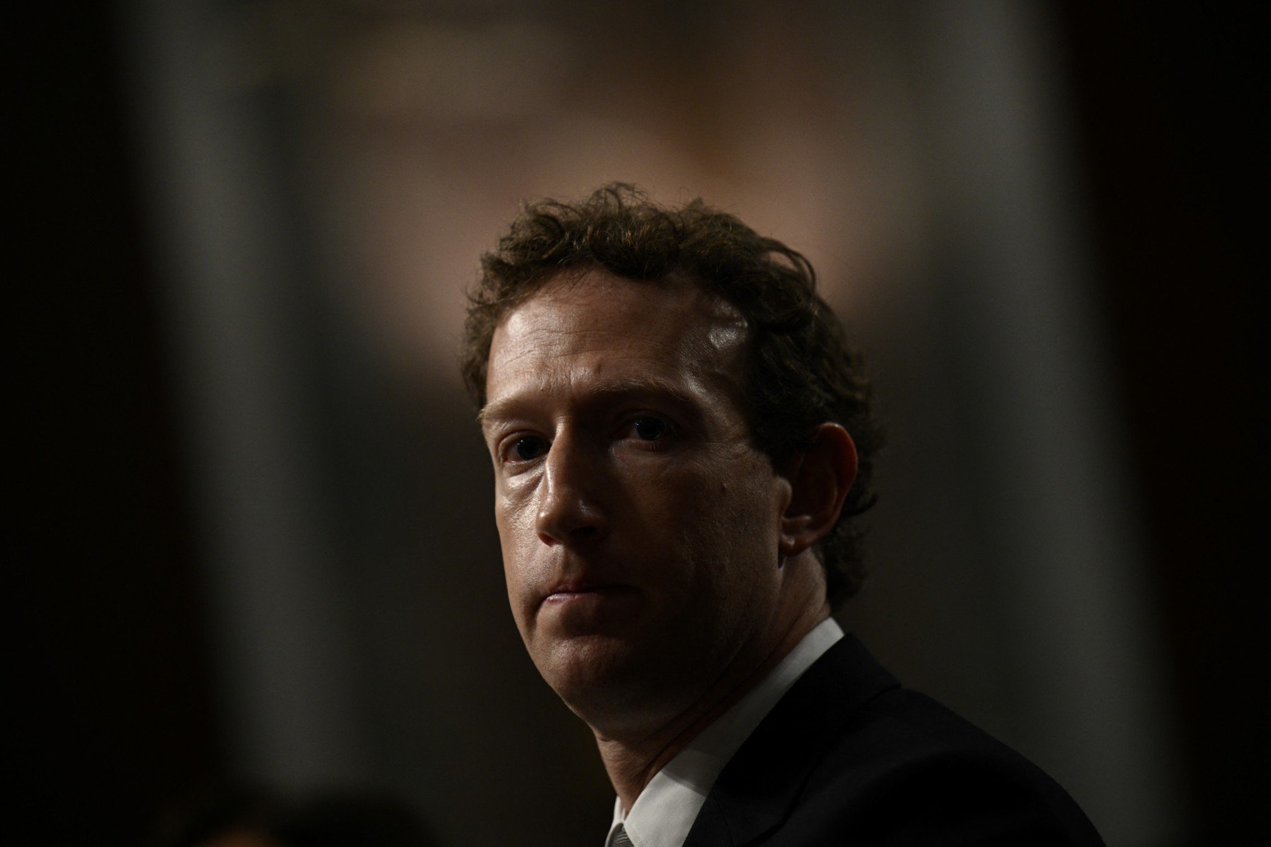 Mark Zuckerberg mất 25 tỷ USD chỉ trong một ngày: Cú rơi khiến CEO Meta tụt xuống vị trí giàu thứ 5 thế giới - 1