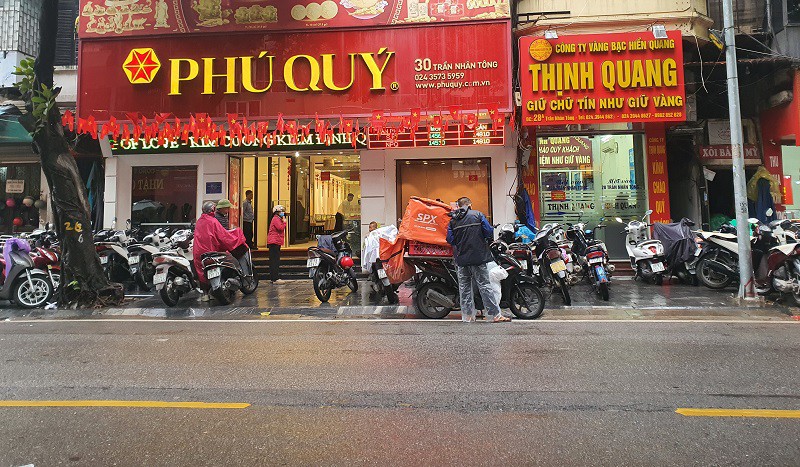 Giá vàng 3/11: Sáng giảm chiều tăng, cảnh tượng ở loạt tiệm vàng khiến nhiều người ngỡ ngàng - 3