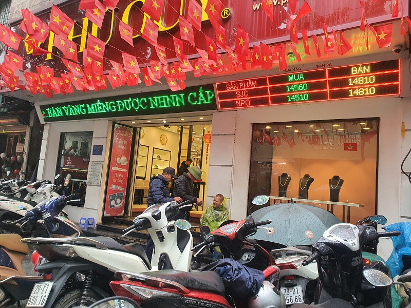 Giá vàng 3/11: Sáng giảm chiều tăng, cảnh tượng ở loạt tiệm vàng khiến nhiều người ngỡ ngàng - 2