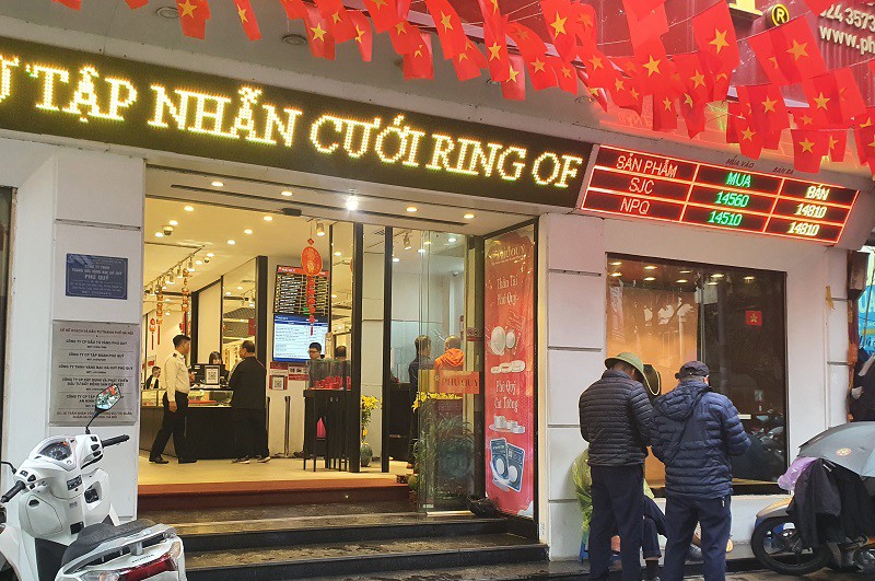 Giá vàng 3/11: Sáng giảm chiều tăng, cảnh tượng ở loạt tiệm vàng khiến nhiều người ngỡ ngàng - 4