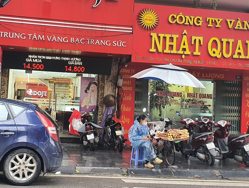 Giá vàng 3/11: Sáng giảm chiều tăng, cảnh tượng ở loạt tiệm vàng khiến nhiều người ngỡ ngàng - 1