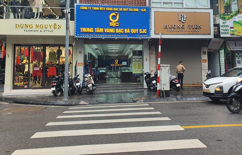 Giá vàng 3/11: Sáng giảm chiều tăng, cảnh tượng ở loạt tiệm vàng khiến nhiều người ngỡ ngàng - 8