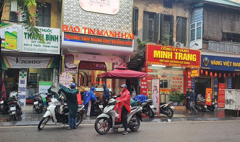Giá vàng 3/11: Sáng giảm chiều tăng, cảnh tượng ở loạt tiệm vàng khiến nhiều người ngỡ ngàng - 7