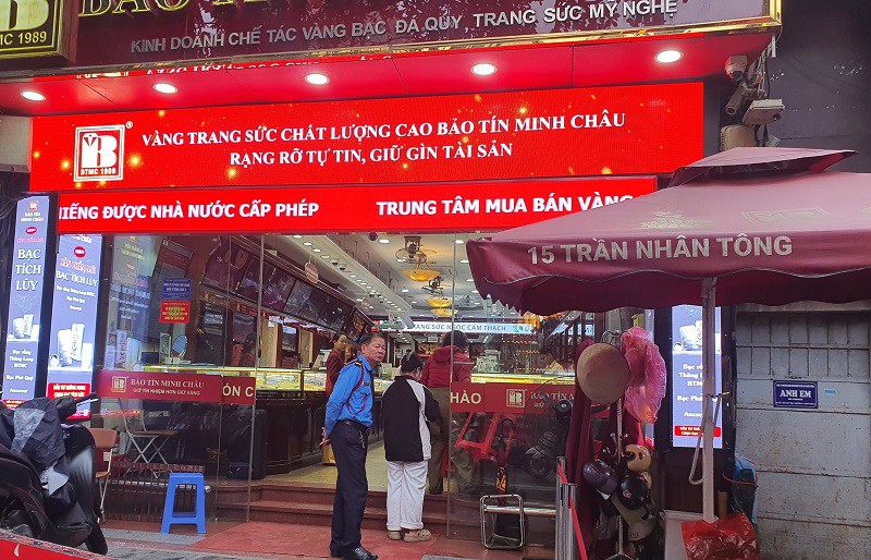 Giá vàng 3/11: Sáng giảm chiều tăng, cảnh tượng ở loạt tiệm vàng khiến nhiều người ngỡ ngàng - 6