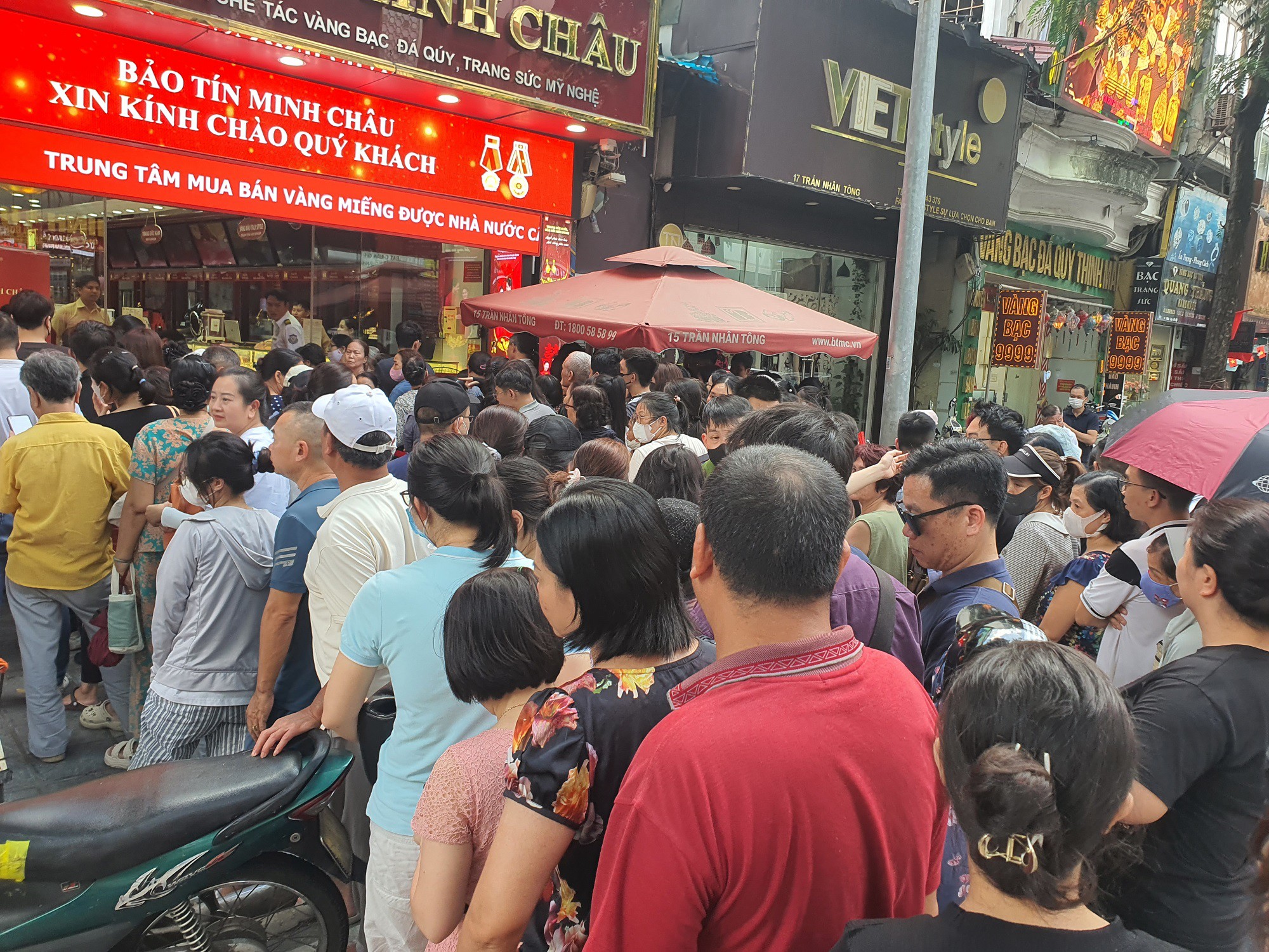 Giá vàng 3/11: Sáng giảm chiều tăng, cảnh tượng ở loạt tiệm vàng khiến nhiều người ngỡ ngàng - 5