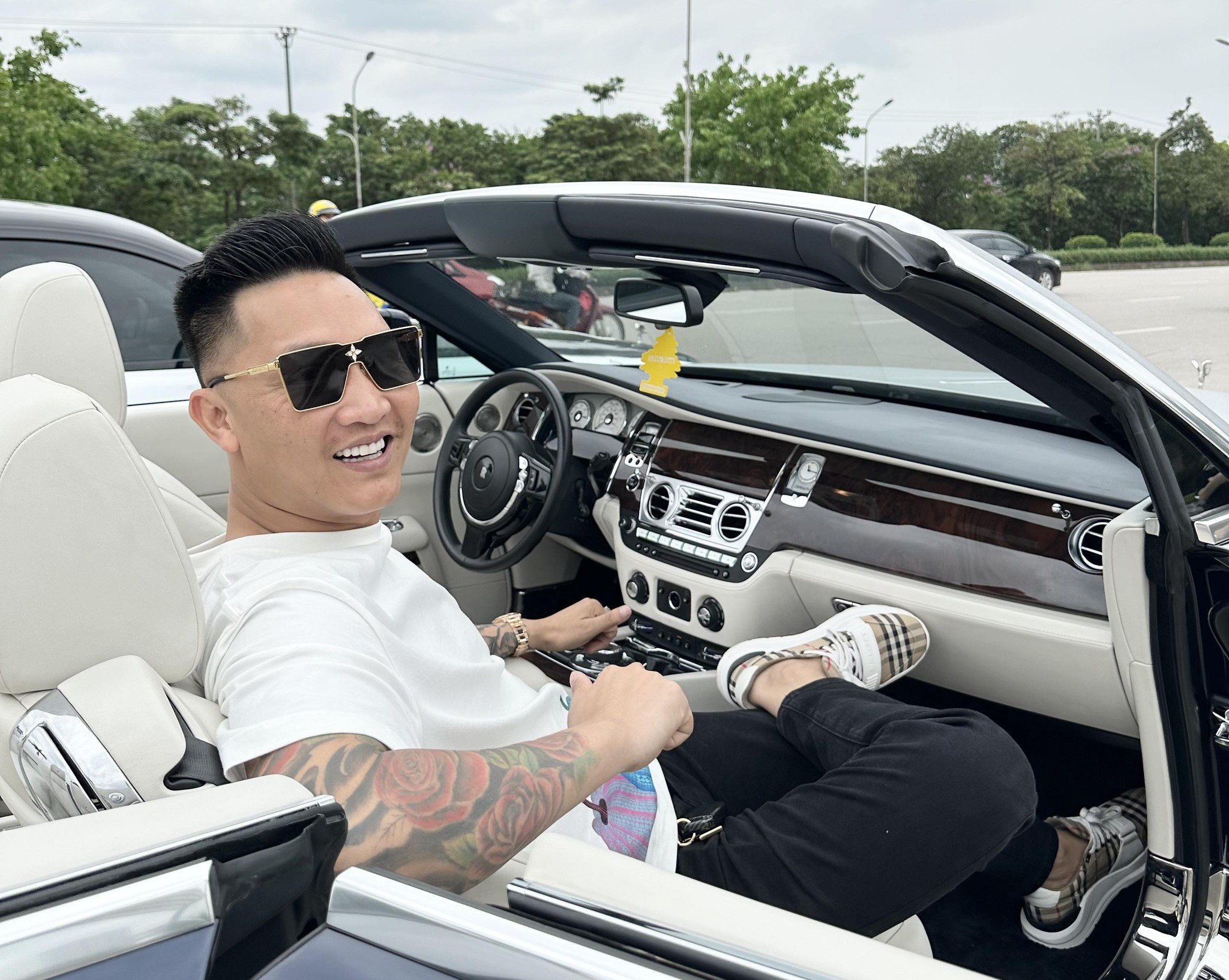 "Bóc giá" loạt siêu xe từng xuất hiện cùng Huấn Hoa Hồng, có chiếc lên tới 15 tỷ đồng - 1