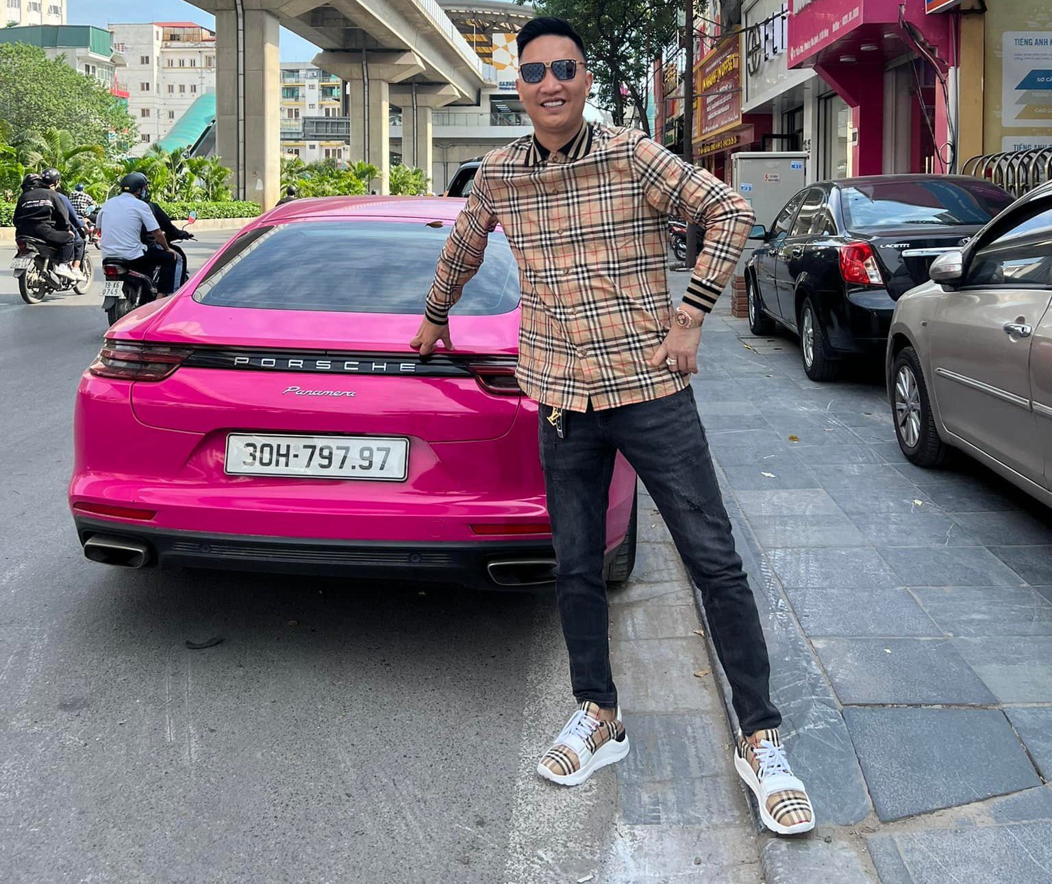 "Bóc giá" loạt siêu xe từng xuất hiện cùng Huấn Hoa Hồng, có chiếc lên tới 15 tỷ đồng - 12