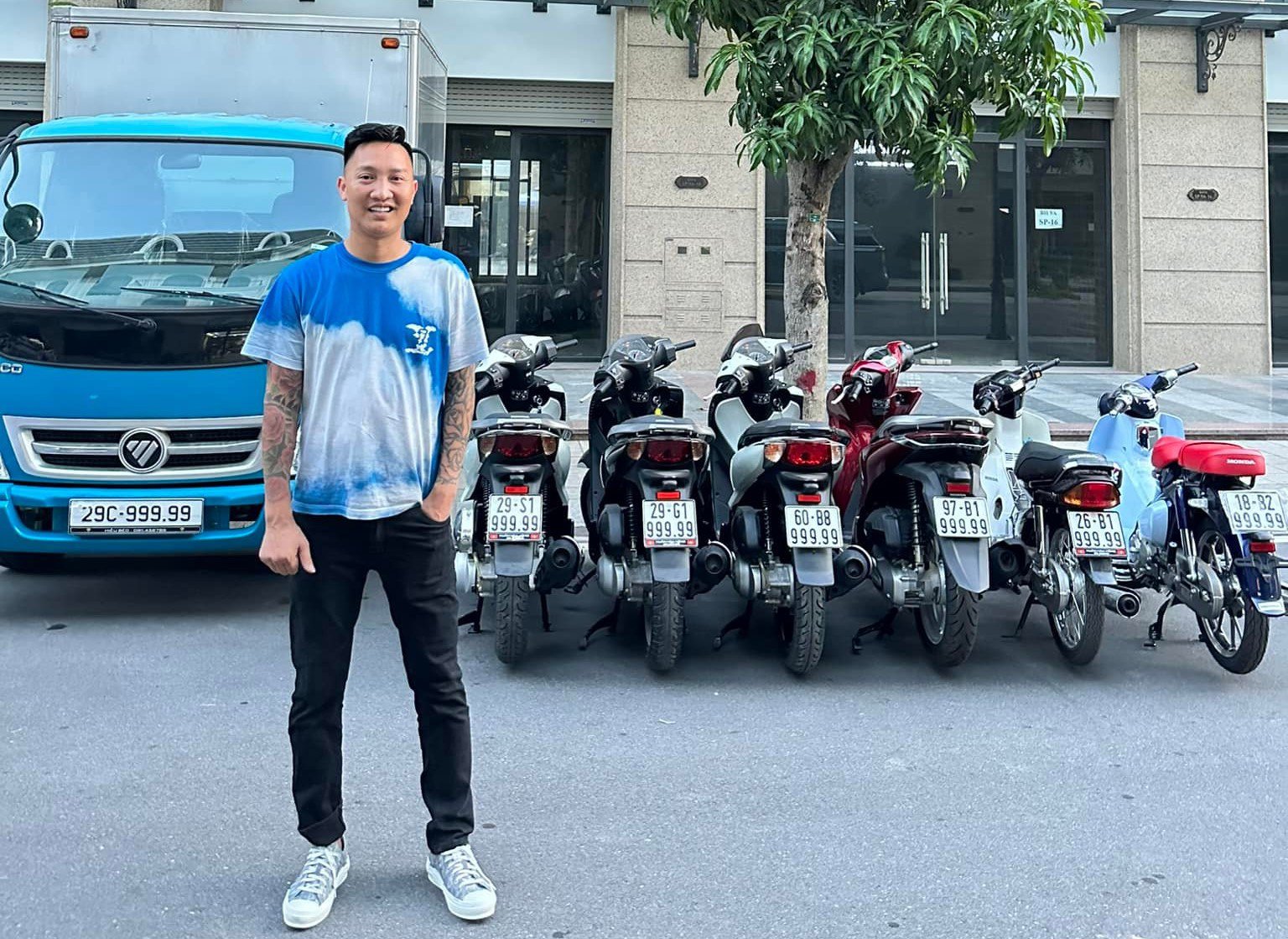 "Bóc giá" loạt siêu xe từng xuất hiện cùng Huấn Hoa Hồng, có chiếc lên tới 15 tỷ đồng - 16