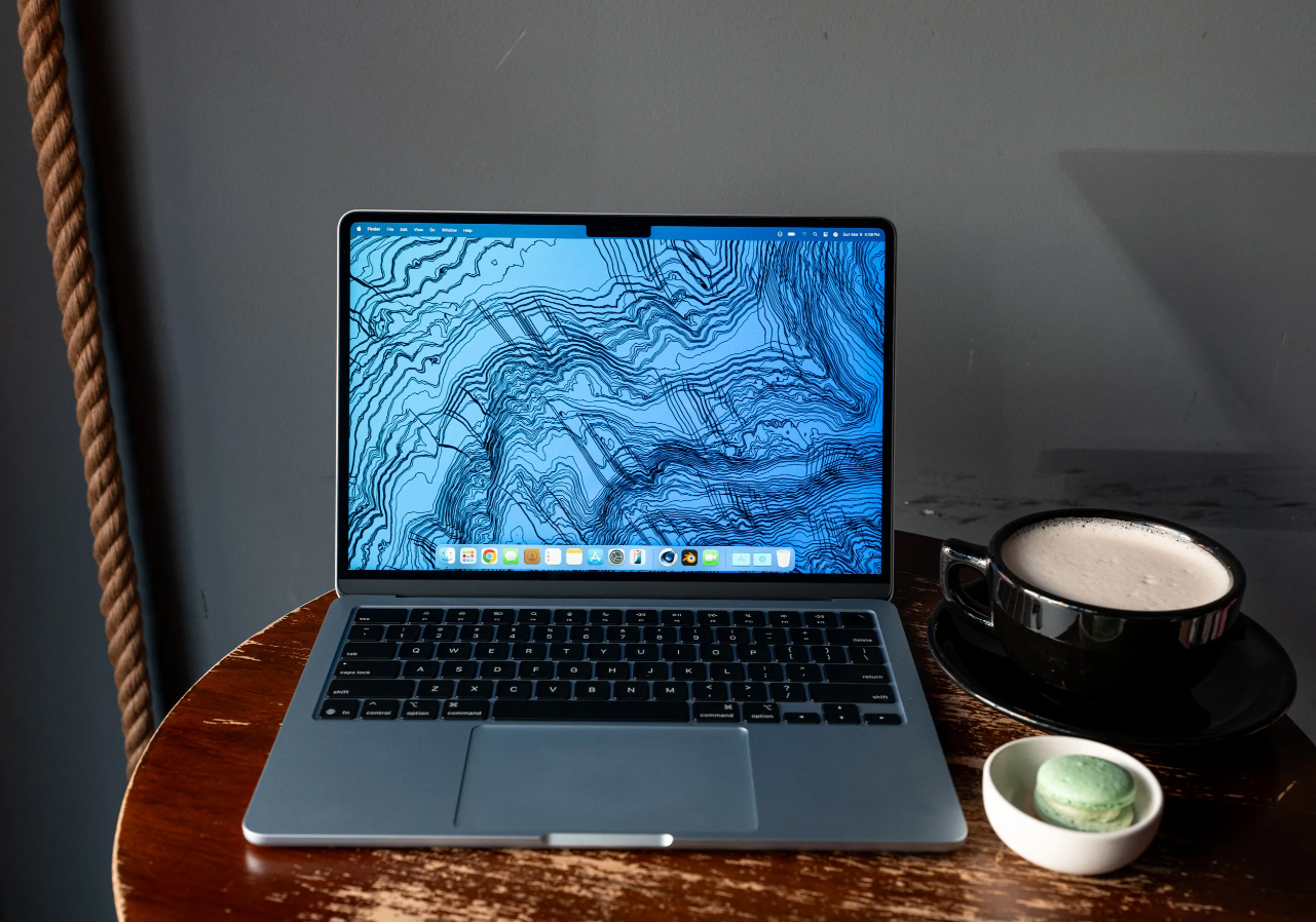 Điểm danh những laptop đáng sở hữu nhất cuối năm 2025 - 1