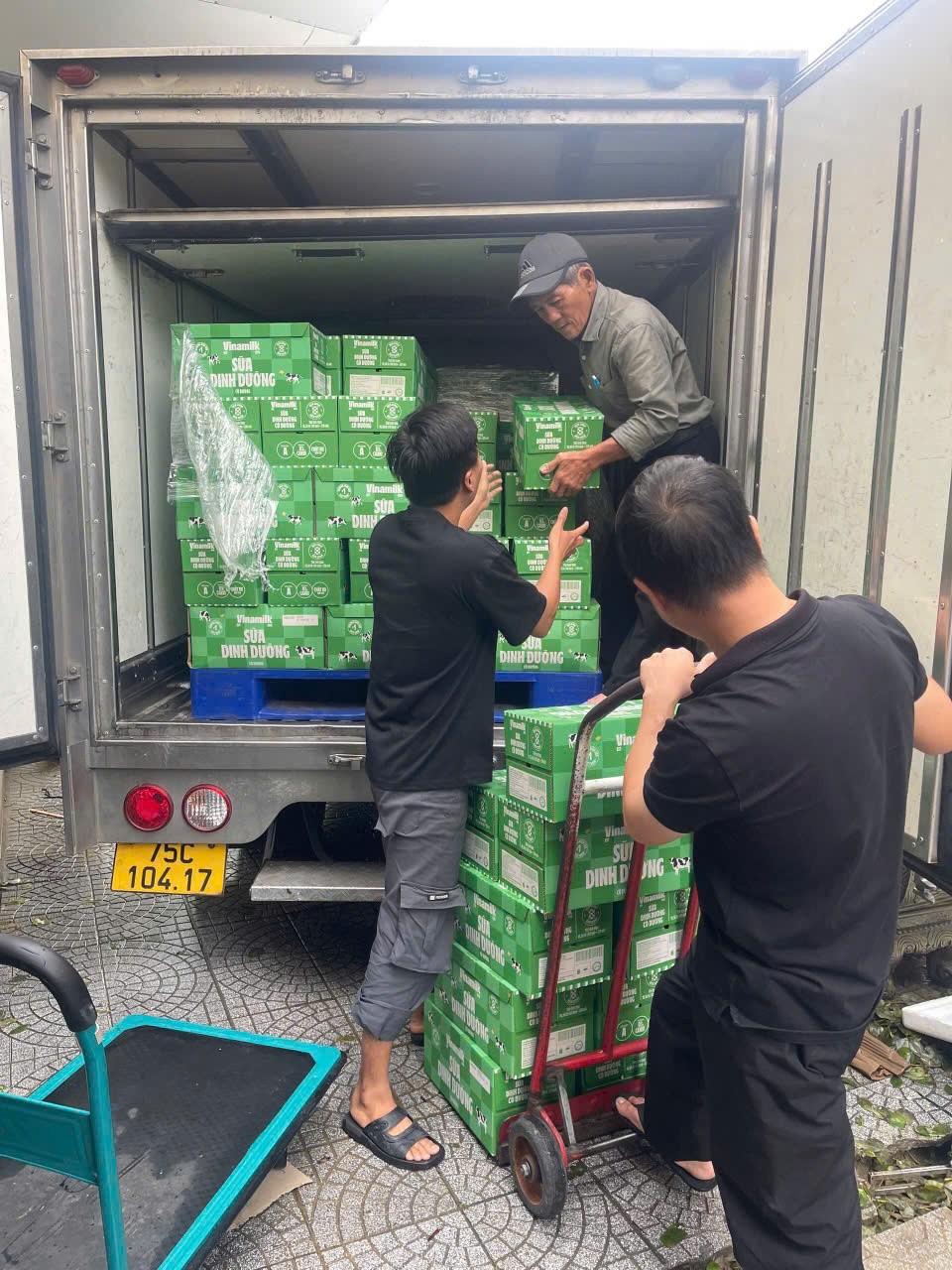 UNIQLO đồng hành cùng Quỹ Hy Vọng hỗ trợ đồng bào vùng lũ lụt - 2