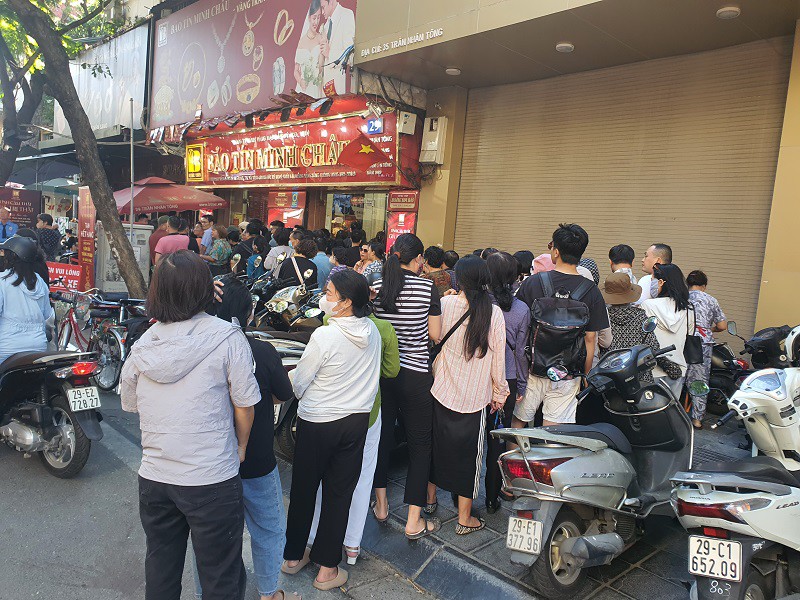 Giá vàng giảm hàng chục triệu đồng từ mức đỉnh, có nên mua “bắt đáy” ngay không? - 3