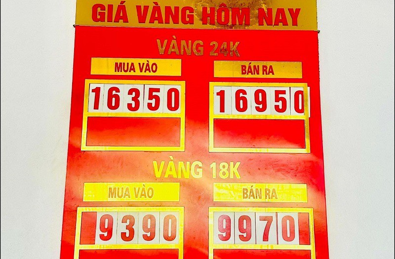 Giá vàng giảm hàng chục triệu đồng từ mức đỉnh, có nên mua “bắt đáy” ngay không? - 1