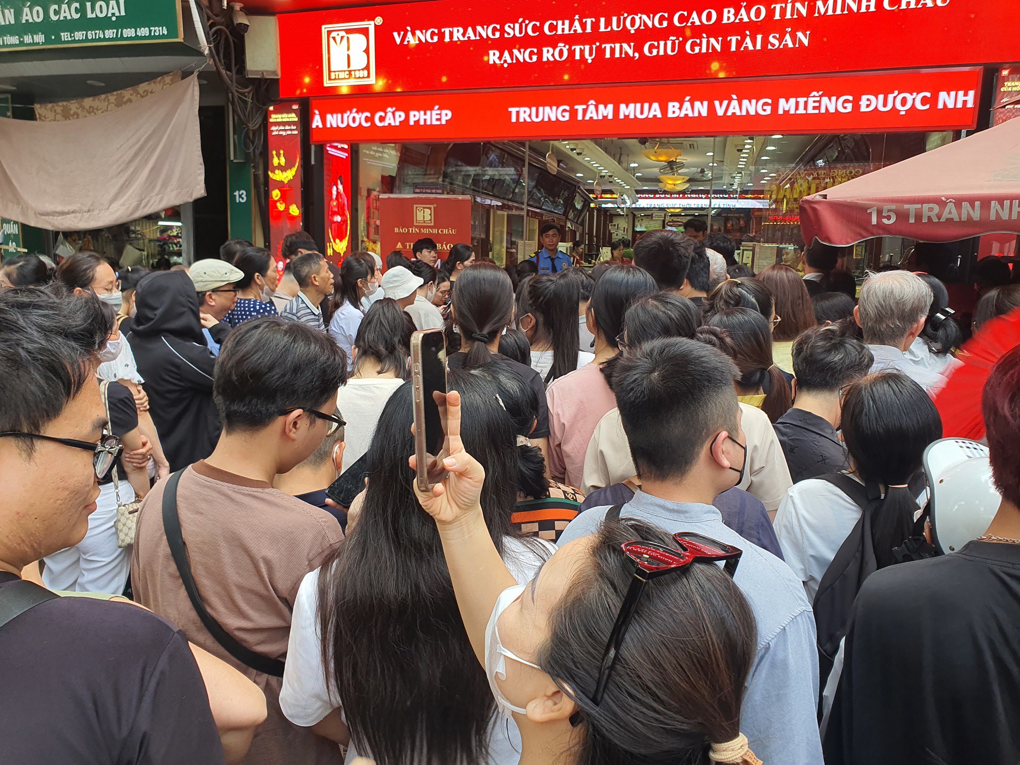 Giá vàng giảm hàng chục triệu đồng từ mức đỉnh, có nên mua “bắt đáy” ngay không? - 7