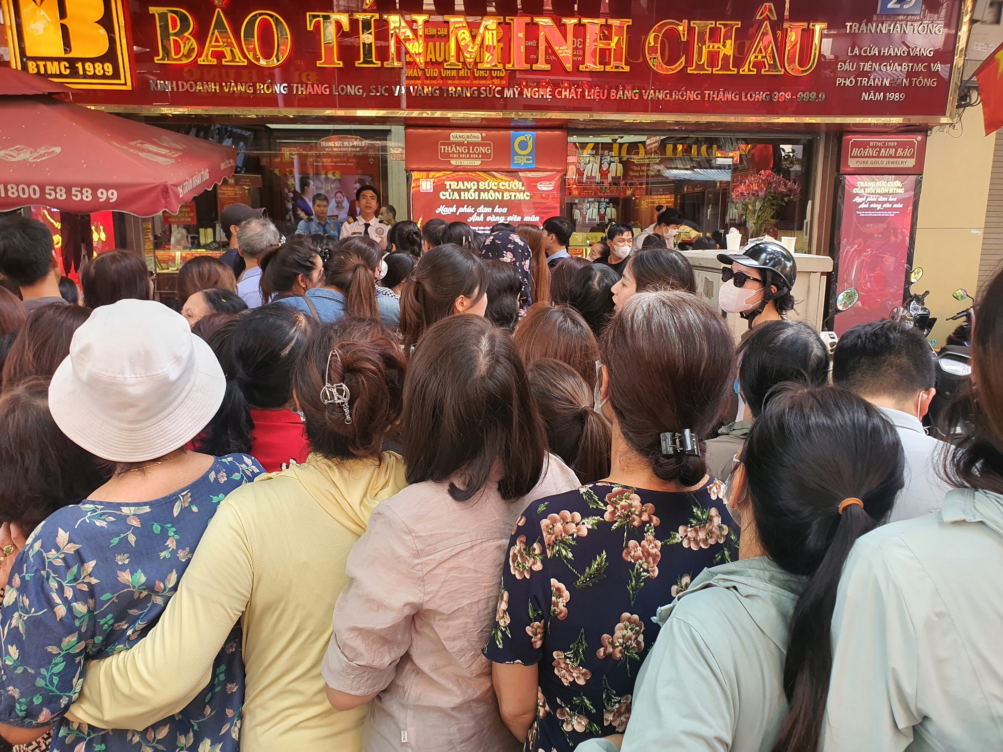 Giá vàng giảm hàng chục triệu đồng từ mức đỉnh, có nên mua “bắt đáy” ngay không? - 6