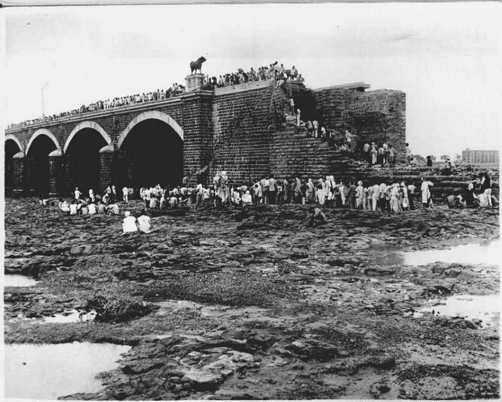 Thảm họa vỡ đập ở Ấn Độ: Cơn lũ cuồng nộ nuốt chửng thành phố, 25.000 người thiệt mạng - 1