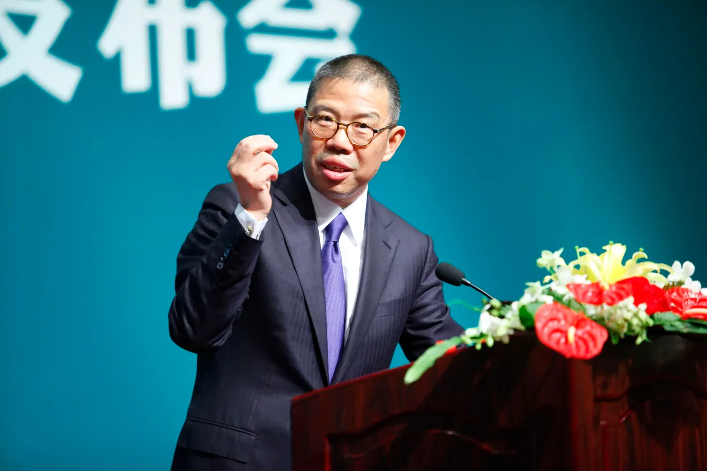 “Ông trùm” nước đóng chai là người giàu nhất Trung Quốc - 1