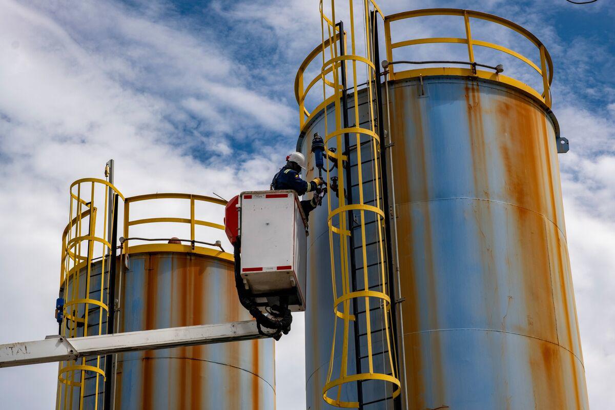 Giá dầu giảm mạnh nhất kể từ tháng 6: Nỗi lo “dư cung sớm” phủ bóng thị trường năng lượng - 1