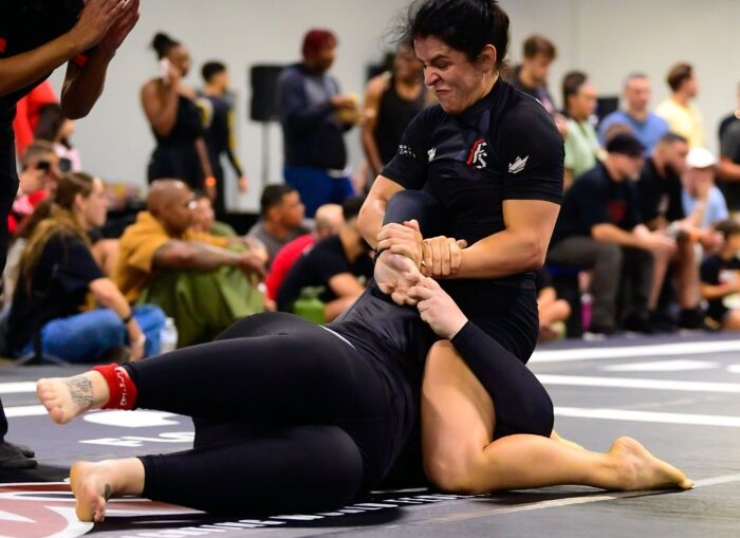 "Suarez nữ" khiến làng võ phẫn nộ, cắn đối thủ "không trượt phát nào" - 2