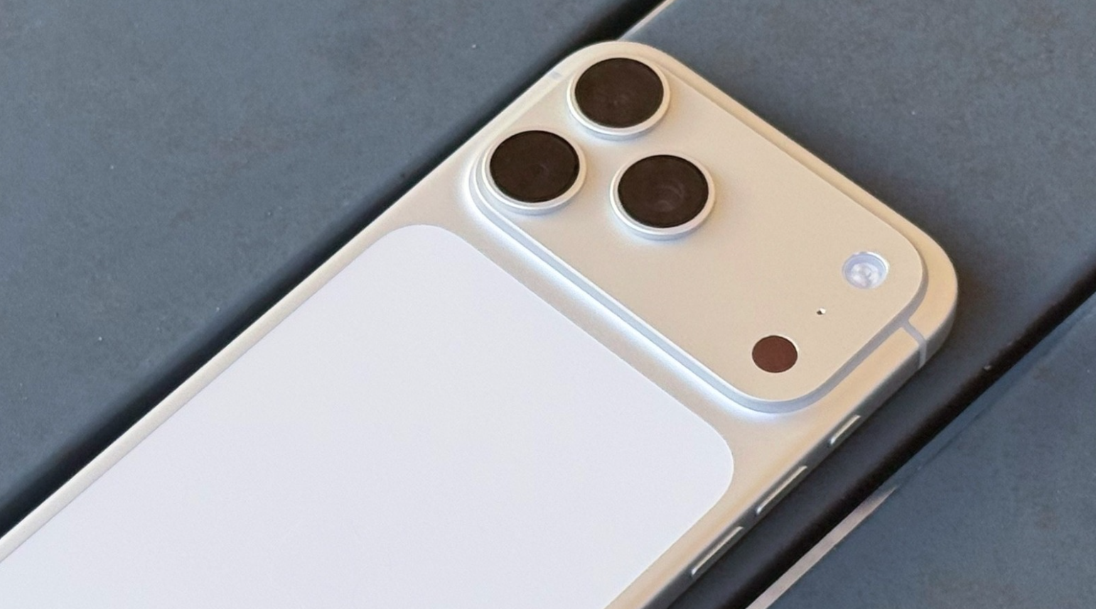 iPhone 18 Pro Max sẽ dày và nặng hơn bản tiền nhiệm, pin sẽ "trâu" hơn - 2