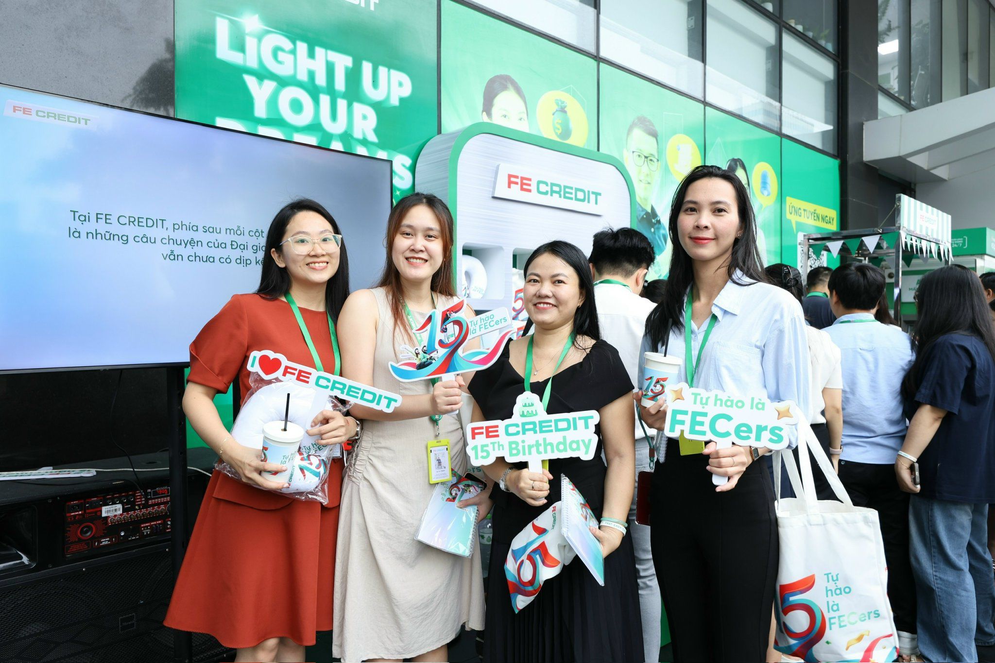 FE CREDIT 15 năm: Thành công từ con người và văn hóa doanh nghiệp - 4