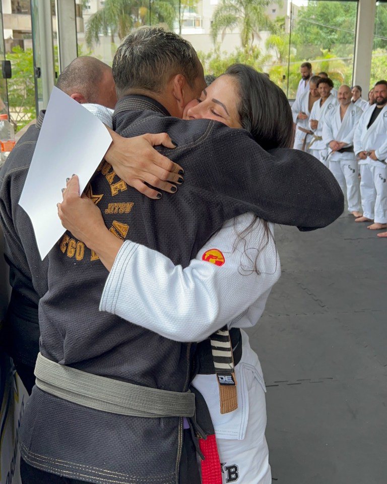 Mỹ nhân nóng bỏng nhất UFC khoe 3 vòng bầm tím sau buổi tập vật khắc nghiệt - 3