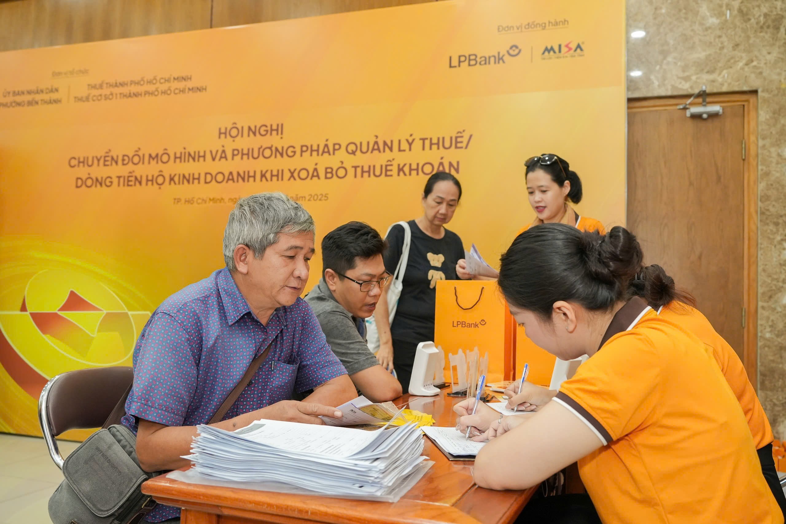 LPBank chung tay gỡ khó cho hộ kinh doanh, tiểu thương trước "bước ngoặt" xóa bỏ thuế khoán - 2