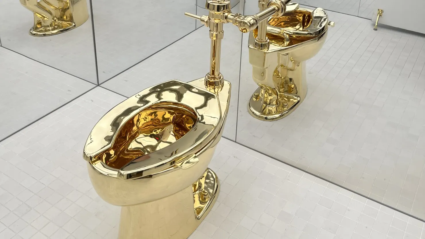 Tác giả quả chuối 6,2 triệu USD lại gây sốt với bồn cầu vàng - 1