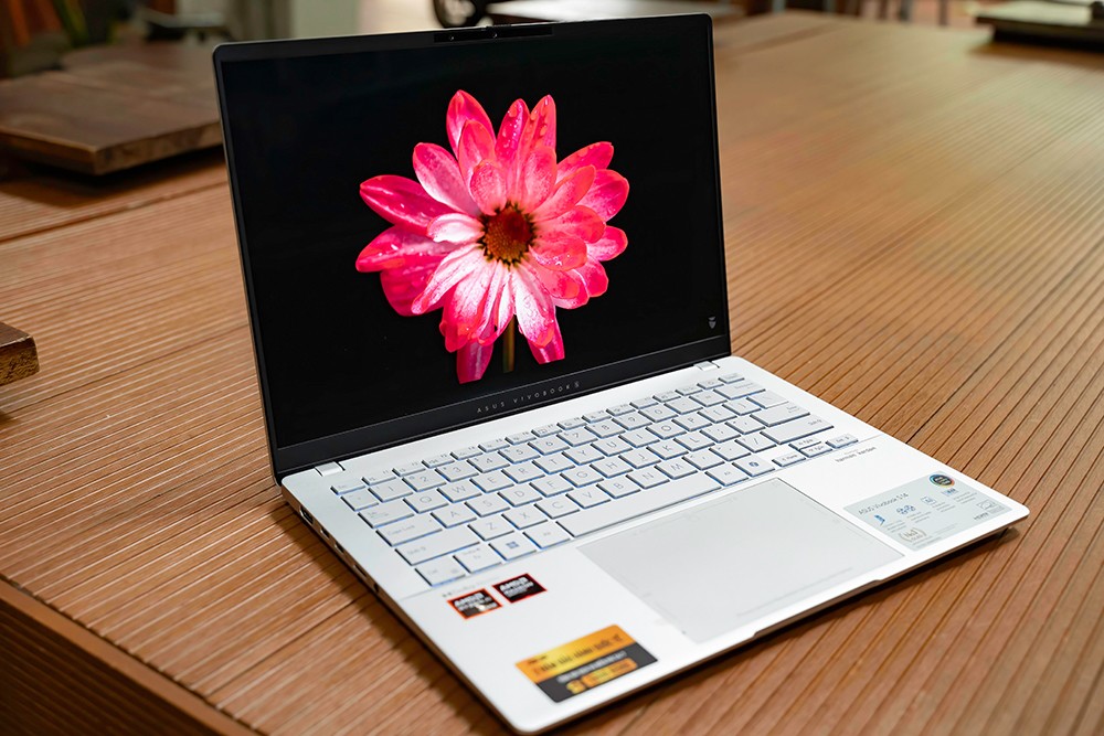 Vì sao dân văn phòng hiện đại đang ưu tiên laptop màn hình OLED? - 2