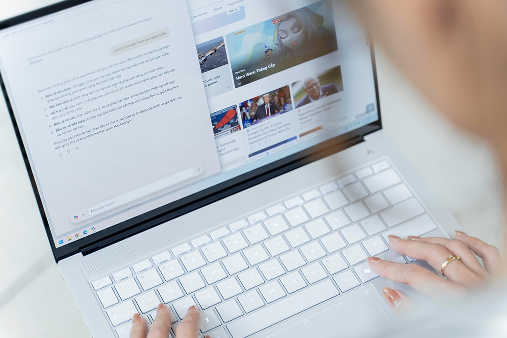 Vì sao dân văn phòng hiện đại đang ưu tiên laptop màn hình OLED? - 1