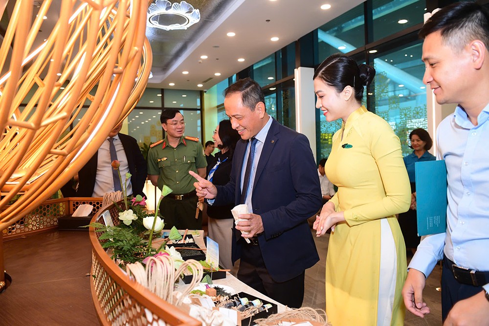 Vietnam Airlines “kể chuyện bằng hương sen” với hệ sinh thái mùi hương Nhã trên toàn hành trình bay - 5