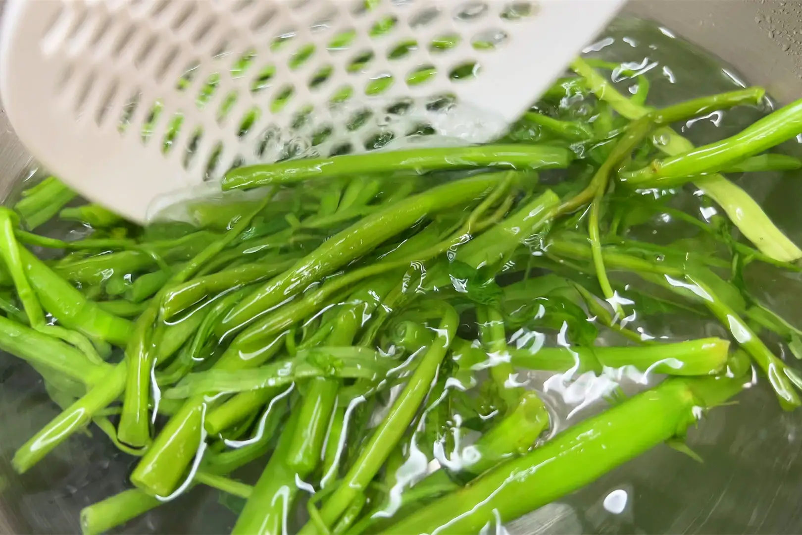 Xào rau muống chỉ cần nhớ 3 mẹo này, rau xanh mướt không bị thâm đen - 4