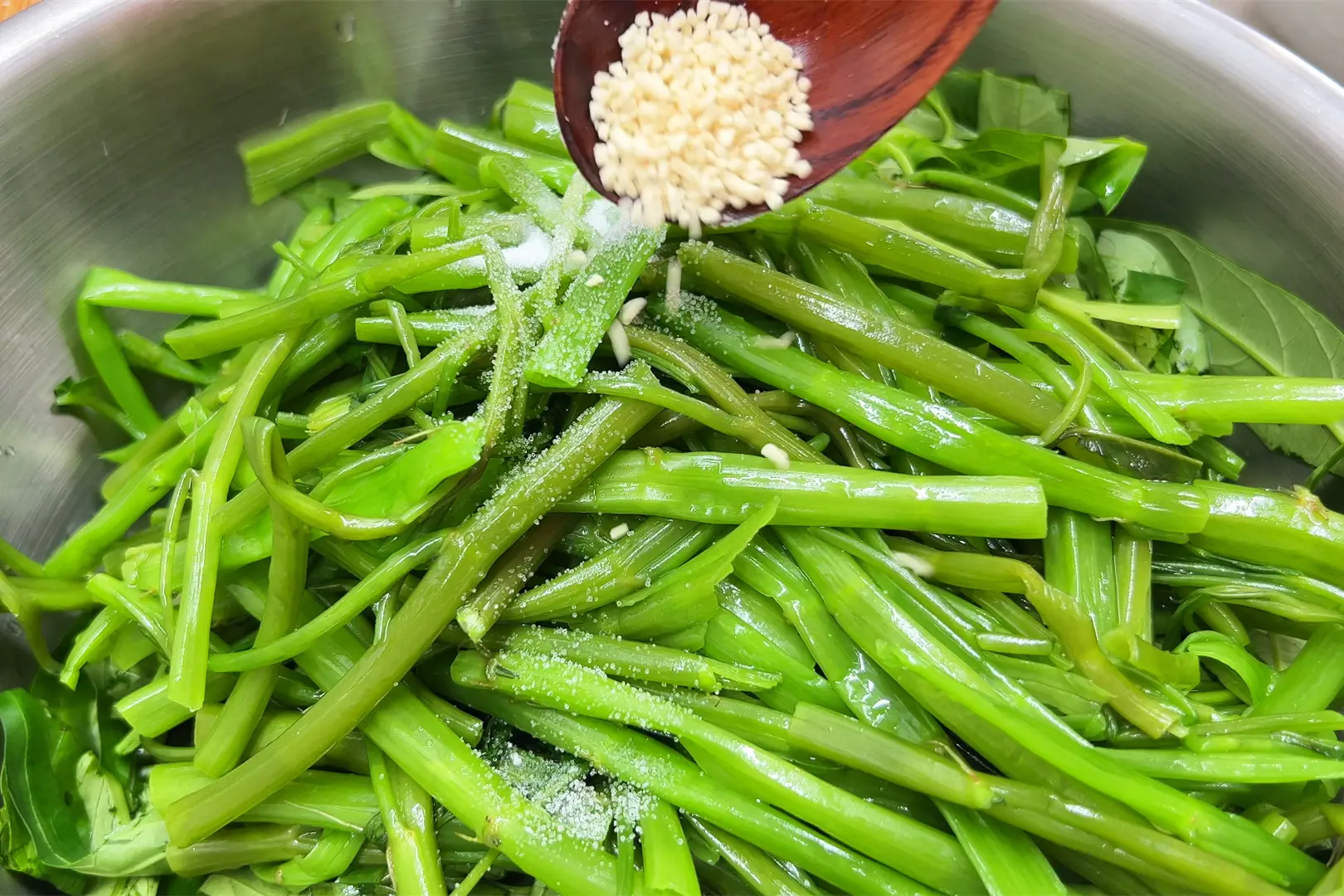 Xào rau muống chỉ cần nhớ 3 mẹo này, rau xanh mướt không bị thâm đen - 5