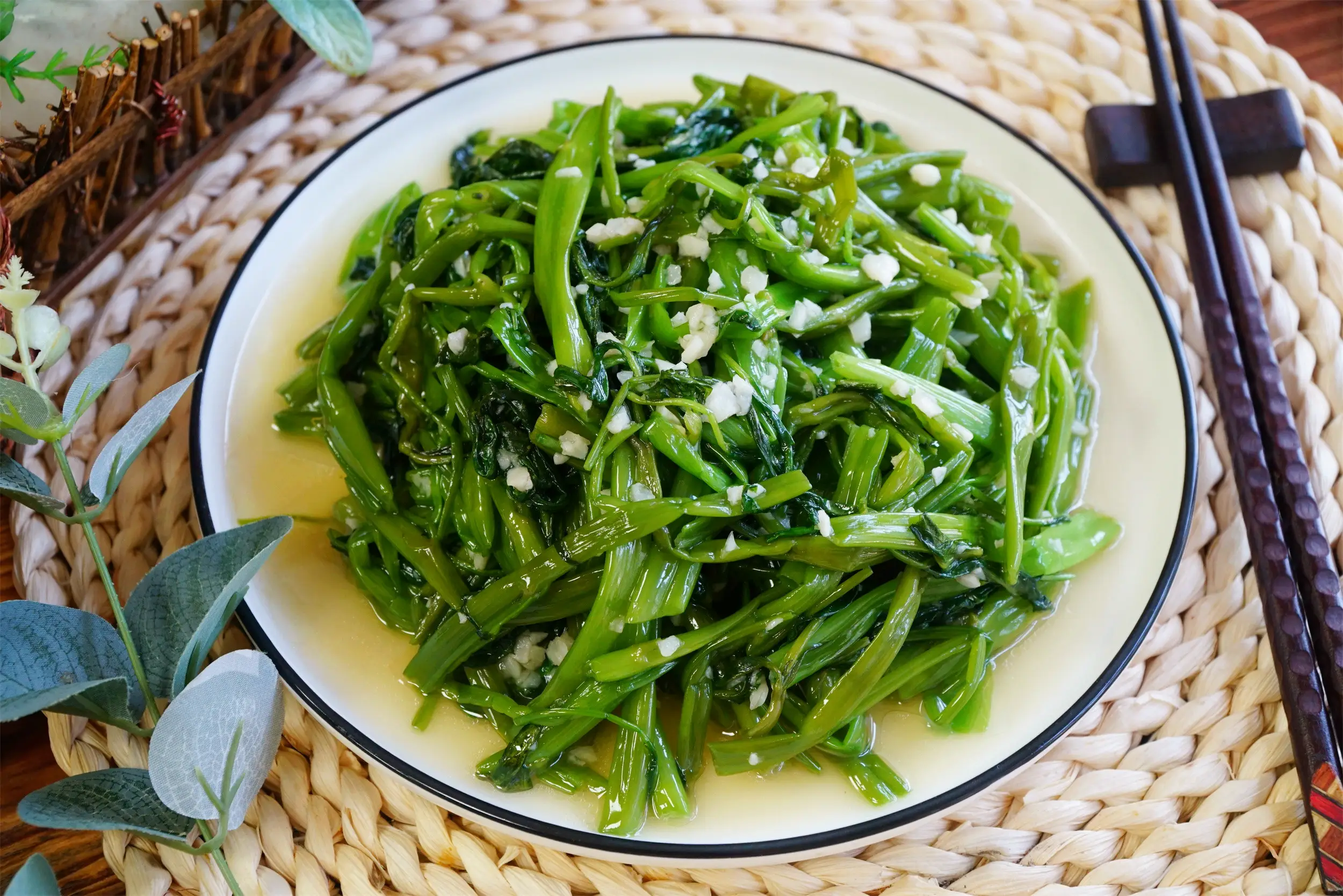 Xào rau muống chỉ cần nhớ 3 mẹo này, rau xanh mướt không bị thâm đen - 1