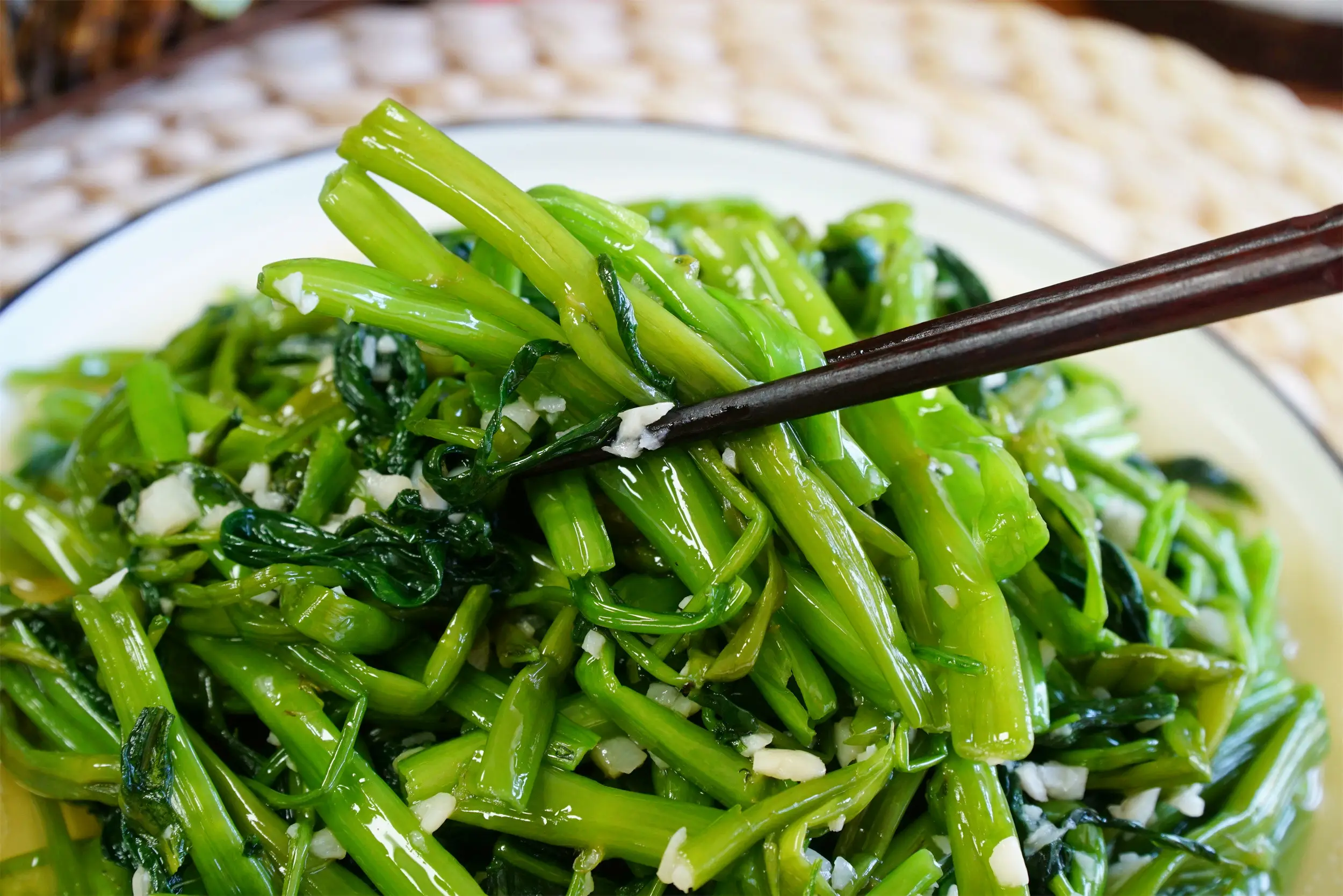 Xào rau muống chỉ cần nhớ 3 mẹo này, rau xanh mướt không bị thâm đen - 8