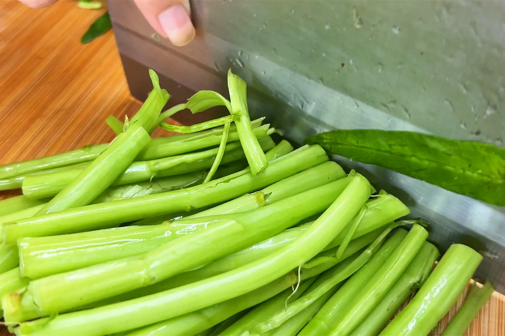 Xào rau muống chỉ cần nhớ 3 mẹo này, rau xanh mướt không bị thâm đen - 2