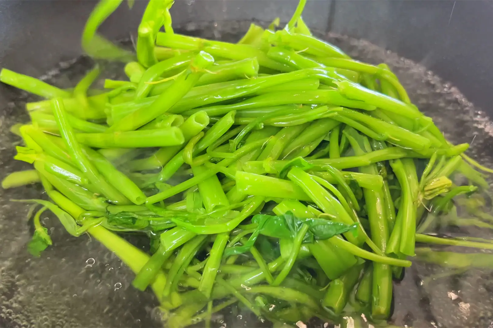 Xào rau muống chỉ cần nhớ 3 mẹo này, rau xanh mướt không bị thâm đen - 3