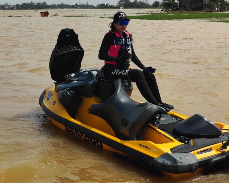 Người đẹp cưỡi mô tô nước cứu trợ vùng lũ, lên tiếng khi bị chê "làm màu" - 1