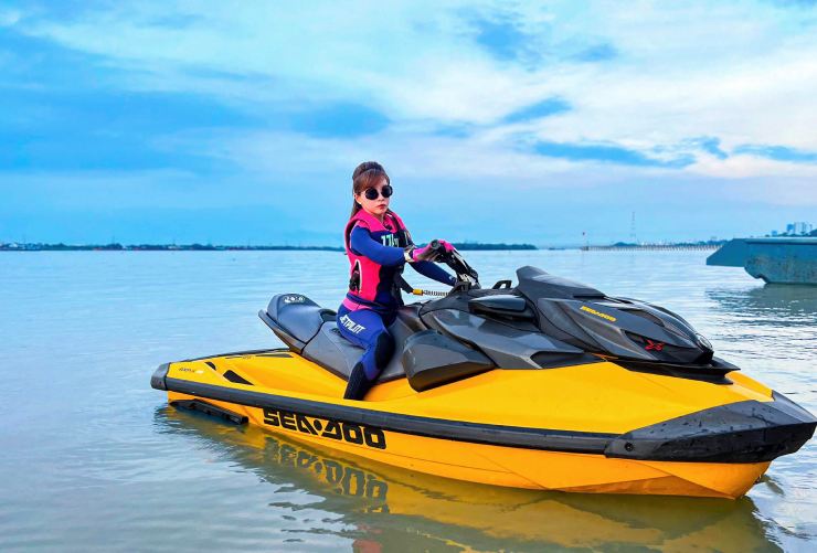 Người đẹp cưỡi mô tô nước cứu trợ vùng lũ, lên tiếng khi bị chê "làm màu" - 2