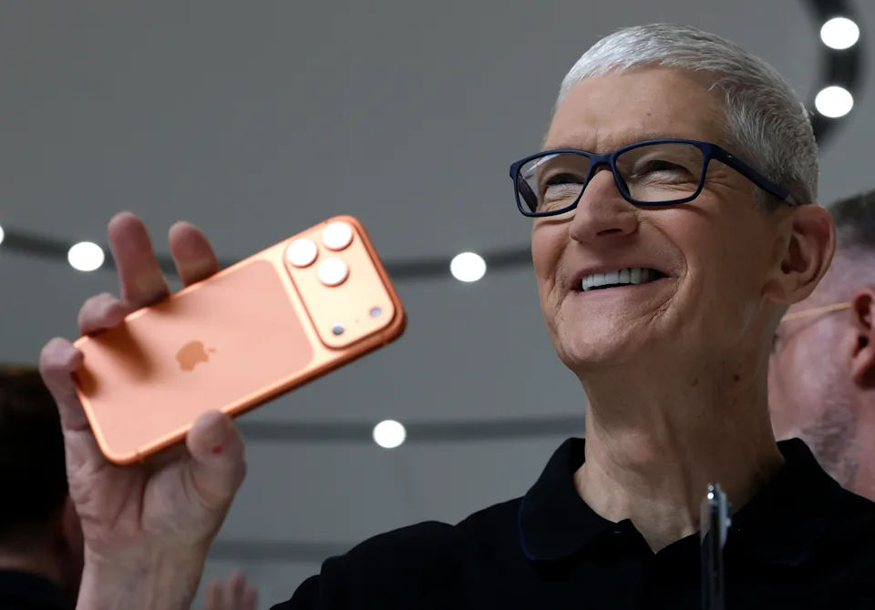 Tim Cook sắp rời ghế CEO sau 14 năm lèo lái Apple: Ai là người thay thế? - 1