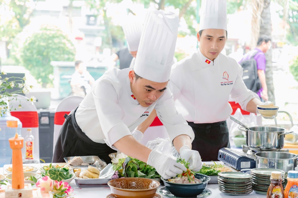 Hiệp hội Du lịch Việt Nam vinh danh Nghệ nhân Nghề bếp cho ông Phạm Hoài Nam - 2